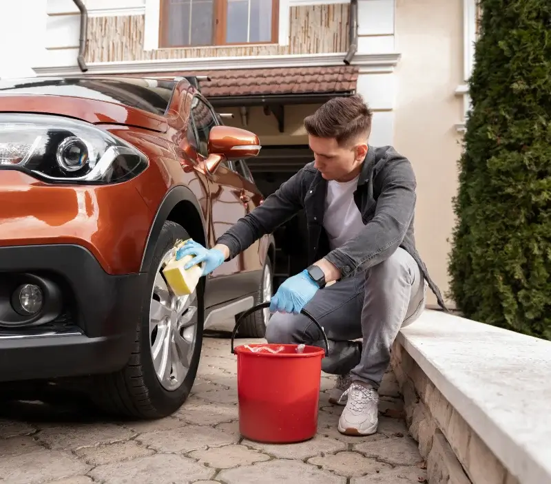 Lavage auto à domicile Combleux : professionnel intervenant sur un véhicule
